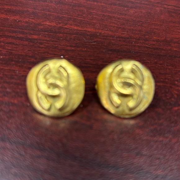 Authentic Vintage Chanel Clip Earings - Picture 1 of 5
